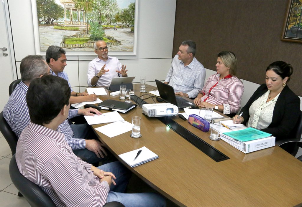 O prefeito Edvaldo Nogueira realizou uma reunião de trabalho com os secretários Jefferson Passos (Fazenda), Augusto Fábio (Planejamento) e Sérgio Ferrari (Obras e Urbanização), além do chefe de gabinete Renato Teles e técnicos das pastas para discutir os projetos da administração municipal para os quais serão pleiteados recursos junto ao Banco Interamericano do Desenvolvimento (BID); "Estamos buscando um novo contrato de cerca de 70 milhões de dólares, que vão ajudar muito no desenvolvimento e progresso de Aracaju" (Foto: Leonardo Lucena) O prefeito Edvaldo Nogueira realizou uma reunião de trabalho com os secretários Jefferson Passos (Fazenda), Augusto Fábio (Planejamento) e Sérgio Ferrari (Obras e Urbanização), além do chefe de gabinete Renato Teles e técnicos das pastas para discutir os projetos da administração municipal para os quais serão pleiteados recursos junto ao Banco Interamericano do Desenvolvimento (BID); "Estamos buscando um novo contrato de cerca de 70 milhões de dólares, que vão ajudar muito no desenvolvimento e progresso de Aracaju"