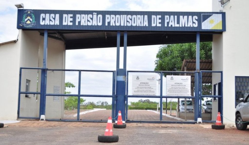 O Ministério Público (MP-TO) expediu Recomendação para a secretária estadual de Cidadania e Justiça, Gleidy Braga, para que sejam tomadas todas as medidas preventivas e corretivas com o objetivo de garantir a continuidade na prestação dos serviços e evitar a subversão da ordem e da segurança na Casa de Prisão Provisória (CPP) de Palmas; a unidade prisional é administrada atualmente pela empresa Umanizzare, que terá seu contrato rescindido em decorrência de decisão judicia; a Recomendação do MPE foi proposta pelo Promotor de Justiça Alzemiro Wilson Peres Freitas, que atua na área de execução penal em Palmas (Foto: Leonardo Lucena) O Ministério Público (MP-TO) expediu Recomendação para a secretária estadual de Cidadania e Justiça, Gleidy Braga, para que sejam tomadas todas as medidas preventivas e corretivas com o objetivo de garantir a continuidade na prestação dos serviços e evitar a subversão da ordem e da segurança na Casa de Prisão Provisória (CPP) de Palmas; a unidade prisional é administrada atualmente pela empresa Umanizzare, que terá seu contrato rescindido em decorrência de decisão judicia; a Recomendação do MPE foi proposta pelo Promotor de Justiça Alzemiro Wilson Peres Freitas, que atua na área de execução penal em Palmas