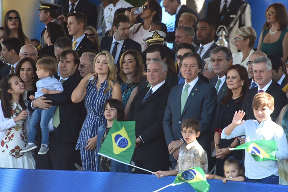 Michel Temer assistiu ao desfile da Independência em Brasília na companhia da Mulher Marcela Temer e do filho Michelzinho; acuado pela perspectiva de que uma nova denúncia contra ele seja apresentada pela PGR, Temer chegou ao evento em um carro fechado e sem exibir a faixa presidencial, ao contrário de seus antecessores; a exemplo do ano passado, a segurança barrou a entrada de pessoas com faixas, cartazes e bandeiras de grande porte para evitar protestos (Foto: Paulo Emílio) Michel Temer assistiu ao desfile da Independência em Brasília na companhia da Mulher Marcela Temer e do filho Michelzinho; acuado pela perspectiva de que uma nova denúncia contra ele seja apresentada pela PGR, Temer chegou ao evento em um carro fechado e sem exibir a faixa presidencial, ao contrário de seus antecessores; a exemplo do ano passado, a segurança barrou a entrada de pessoas com faixas, cartazes e bandeiras de grande porte para evitar protestos