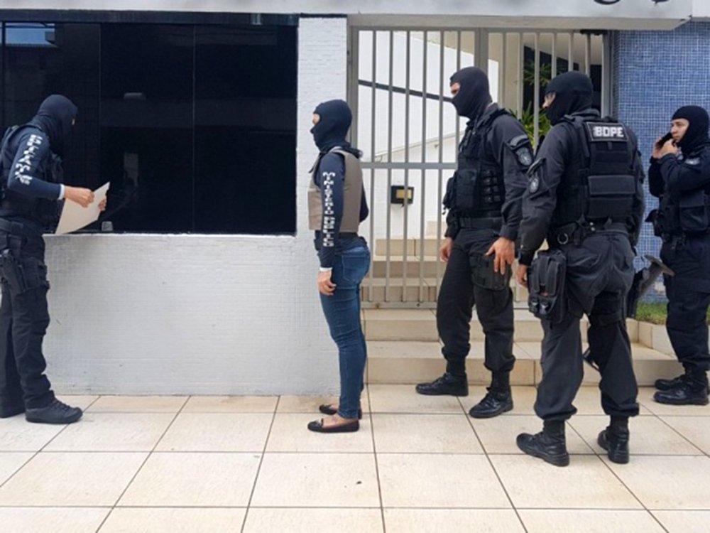 A segunda fase da Operação Polhastros, com a participação das Polícias Civil (PC) e Militar (PM) e membros do Grupo de Atuação Especial em Sonegação Fiscal (Gaesf), do Ministério do Público Estadual (MPE), foi desencadeada para cumprir sete mandados de prisão preventiva, seis de condução coercitiva e dois de afastamento de cargo público, expedidos pela 17ª Vara Criminal da Capital - Combate ao Crime Organizado, além do requerimento de prisões preventivas de dois militares; os envolvidos, entre eles fiscais de tributos da Secretaria da Fazenda de Alagoas, são suspeitos de envolvimento em fraudes e recebimento de propinas, dentre outros crimes (Foto: Voney Malta) A segunda fase da Operação Polhastros, com a participação das Polícias Civil (PC) e Militar (PM) e membros do Grupo de Atuação Especial em Sonegação Fiscal (Gaesf), do Ministério do Público Estadual (MPE), foi desencadeada para cumprir sete mandados de prisão preventiva, seis de condução coercitiva e dois de afastamento de cargo público, expedidos pela 17ª Vara Criminal da Capital - Combate ao Crime Organizado, além do requerimento de prisões preventivas de dois militares; os envolvidos, entre eles fiscais de tributos da Secretaria da Fazenda de Alagoas, são suspeitos de envolvimento em fraudes e recebimento de propinas, dentre outros crimes