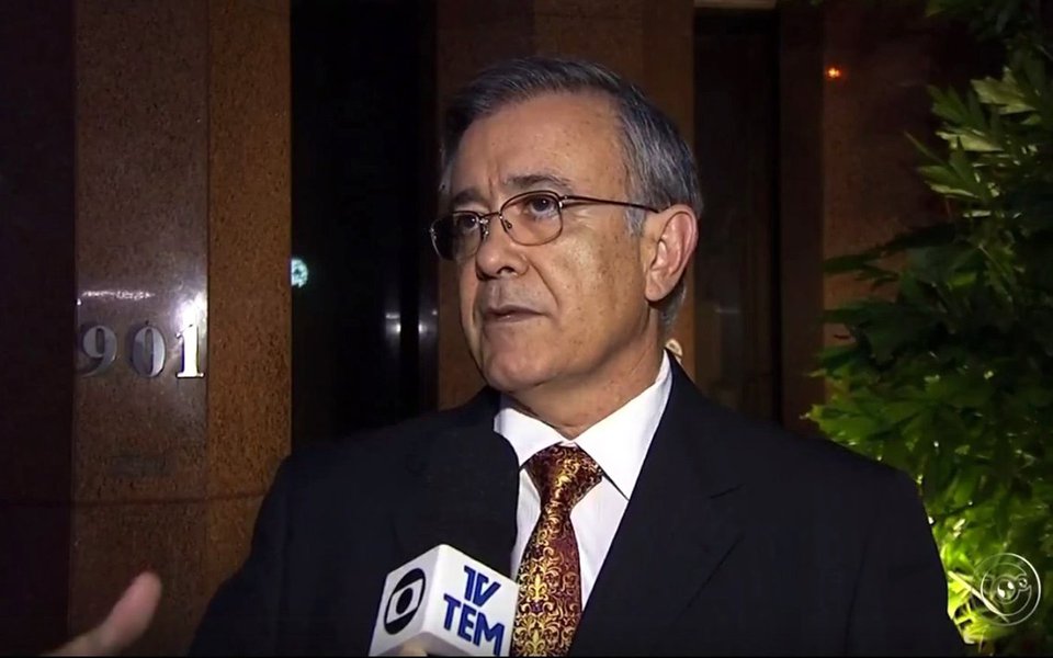 Câmara Municipal de Sorocaba decidiu cassar o mandato do prefeito da cidade, José Crespo (DEM), em votação na noite dessa quinta-feira, 24; relatório do vereador Vitão do Cachorrão (PMDB) na Comissão Processante da Casa, que acusa o prefeito de quebra de decoro e prevaricação recebeu voto favorável de 14 dos vereadores; segundo o relatório, Crespo insistiu em impedir investigação sobre os diplomas escolares de sua ex-assessora Tatiane Polis. Um inquérito aberto pela Polícia Civil concluiu que os documentos escolares da educação básica apresentados por Tatiana eram falsos; vice Jaqueline Liliam Barcellos Coutinho (PTB) já foi empossada no cargo (Foto: Aquiles Lins) Câmara Municipal de Sorocaba decidiu cassar o mandato do prefeito da cidade, José Crespo (DEM), em votação na noite dessa quinta-feira, 24; relatório do vereador Vitão do Cachorrão (PMDB) na Comissão Processante da Casa, que acusa o prefeito de quebra de decoro e prevaricação recebeu voto favorável de 14 dos vereadores; segundo o relatório, Crespo insistiu em impedir investigação sobre os diplomas escolares de sua ex-assessora Tatiane Polis. Um inquérito aberto pela Polícia Civil concluiu que os documentos escolares da educação básica apresentados por Tatiana eram falsos; vice Jaqueline Liliam Barcellos Coutinho (PTB) já foi empossada no cargo
