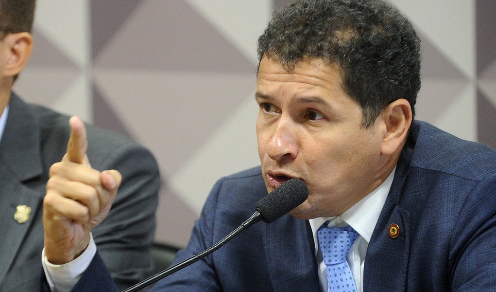 Na agulha para ser indicado para assumir a Diretoria Executiva (Direx) da Polícia Federal, considerado o segundo posto mais importante na hierarquia da instituição, Sandro Avelar recebeu dinheiro da campanha de Michel Temer quando disputou um mandato de deputado federal nas eleições de 2014; de acordo com informações do TSE, Avelar recebeu R$ 11,6 mil do comitê de Michel Temer em 2014. Ele também recebeu outros R$ 236 mil por meio do PMDB (Foto: Paulo Emílio) Na agulha para ser indicado para assumir a Diretoria Executiva (Direx) da Polícia Federal, considerado o segundo posto mais importante na hierarquia da instituição, Sandro Avelar recebeu dinheiro da campanha de Michel Temer quando disputou um mandato de deputado federal nas eleições de 2014; de acordo com informações do TSE, Avelar recebeu R$ 11,6 mil do comitê de Michel Temer em 2014. Ele também recebeu outros R$ 236 mil por meio do PMDB