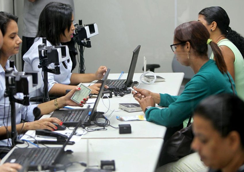 Quatro dias depois de inaugurar o posto do Tribunal Regional Eleitoral (TRE) na Estação Pirajá do metrô, o Governo do Estado anuncia a ampliação do horário de funcionamento da unidade, em função da crescente demanda de eleitores que vão até o local diariamente fazer o recadastramento biométrico; a mudança já passa a valer a partir do dia 4 de setembro, com atendimento em mais um turno, das 7 às 20 horas, de segunda a sexta-feira (Foto: Romulo Faro) Quatro dias depois de inaugurar o posto do Tribunal Regional Eleitoral (TRE) na Estação Pirajá do metrô, o Governo do Estado anuncia a ampliação do horário de funcionamento da unidade, em função da crescente demanda de eleitores que vão até o local diariamente fazer o recadastramento biométrico; a mudança já passa a valer a partir do dia 4 de setembro, com atendimento em mais um turno, das 7 às 20 horas, de segunda a sexta-feira