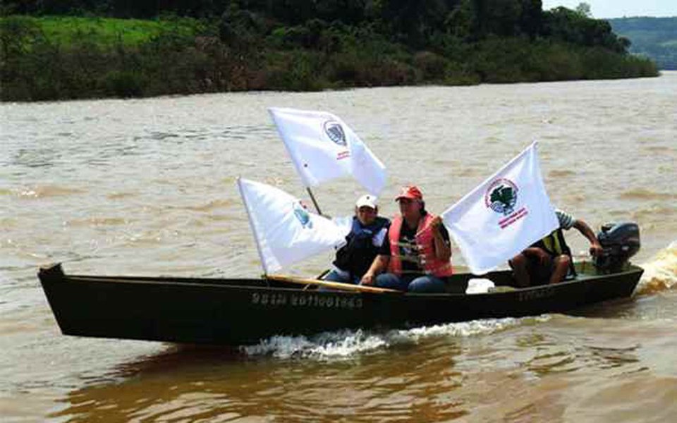 Ameaçadas pela construção da barragem de Panambi no trecho internacional do Rio Uruguai, as famílias ribeirinhas organizadas no Movimento dos Atingidos por Barragens (MAB) comemoram a decisão da 1º Vara Federal de Santa Rosa (RS) em proibir o Ibama de dar prosseguimento ao processo de licenciamento ambiental da Usina Hidrelétrica de Panambi que estava sendo prevista a construção entre os municípios de Alecrim (RS- BR) e Alba Possa (Misiones- AR) (Foto: Leonardo Lucena) Ameaçadas pela construção da barragem de Panambi no trecho internacional do Rio Uruguai, as famílias ribeirinhas organizadas no Movimento dos Atingidos por Barragens (MAB) comemoram a decisão da 1º Vara Federal de Santa Rosa (RS) em proibir o Ibama de dar prosseguimento ao processo de licenciamento ambiental da Usina Hidrelétrica de Panambi que estava sendo prevista a construção entre os municípios de Alecrim (RS- BR) e Alba Possa (Misiones- AR)