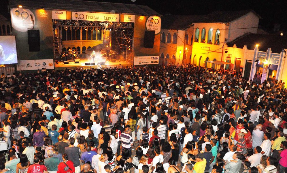 Enquanto aumentavam as expectativas dos amantes da boa música pela edição 2017 do Festival de Lençóis, cidade da Chapada Diamantina, uma notícia tem deixado muita gente preocupada; as datas do festival, que aconteceria entre os dias 12 e 15 de outubro, foram prorrogadas para 17 e 18 de novembro; e o evento pode até não acontecer; o motivo é a incerteza sobre os R$ 500 mil necessários para realização da festa (Foto: Romulo Faro) Enquanto aumentavam as expectativas dos amantes da boa música pela edição 2017 do Festival de Lençóis, cidade da Chapada Diamantina, uma notícia tem deixado muita gente preocupada; as datas do festival, que aconteceria entre os dias 12 e 15 de outubro, foram prorrogadas para 17 e 18 de novembro; e o evento pode até não acontecer; o motivo é a incerteza sobre os R$ 500 mil necessários para realização da festa