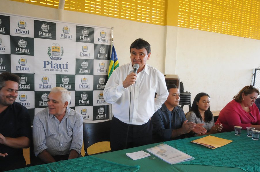 O governador Wellington Dias visitou, na cidade de Vera Mendes, obras de pavimentação poliédrica e assinou ordem de serviço para as obras de reforma do mercado público e pavimentação de diversas ruas do município; de acordo com Simone Araújo, coordenadora do Desenvolvimento Social e Lazer, em poucos dias a obra deve iniciar; " O governador assinou a ordem de serviço para o Mercado Público de Vera Mendes e a obra de 5 mil metros de calçamento. Amanhã mesmo já daremos andamento na publicação do contrato e dentro, provavelmente, de uma semana as obras iniciam", garante a gestora (Foto: Leonardo Lucena) O governador Wellington Dias visitou, na cidade de Vera Mendes, obras de pavimentação poliédrica e assinou ordem de serviço para as obras de reforma do mercado público e pavimentação de diversas ruas do município; de acordo com Simone Araújo, coordenadora do Desenvolvimento Social e Lazer, em poucos dias a obra deve iniciar; " O governador assinou a ordem de serviço para o Mercado Público de Vera Mendes e a obra de 5 mil metros de calçamento. Amanhã mesmo já daremos andamento na publicação do contrato e dentro, provavelmente, de uma semana as obras iniciam", garante a gestora