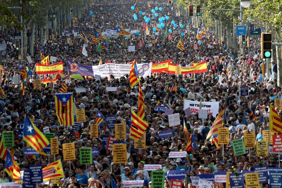Mais de 500 mil pessoas, entre elas as principais autoridades da Espanha, participam neste sábado de uma manifestação que percorre as principais ruas de Barcelona para protestar contra o terrorismo e homenagear às vítimas dos atentados que deixaram 15 mortos na região da Catalunha; o rei da Espanha, Felipe VI, está presente no ato, acompanhado do presidente do governo da Espanha, Mariano Rajoy, do presidente da região da Catalunha, Carles Puigdemont, e da prefeita de Barcelona, Ada Colau (Foto: José Barbacena) Mais de 500 mil pessoas, entre elas as principais autoridades da Espanha, participam neste sábado de uma manifestação que percorre as principais ruas de Barcelona para protestar contra o terrorismo e homenagear às vítimas dos atentados que deixaram 15 mortos na região da Catalunha; o rei da Espanha, Felipe VI, está presente no ato, acompanhado do presidente do governo da Espanha, Mariano Rajoy, do presidente da região da Catalunha, Carles Puigdemont, e da prefeita de Barcelona, Ada Colau
