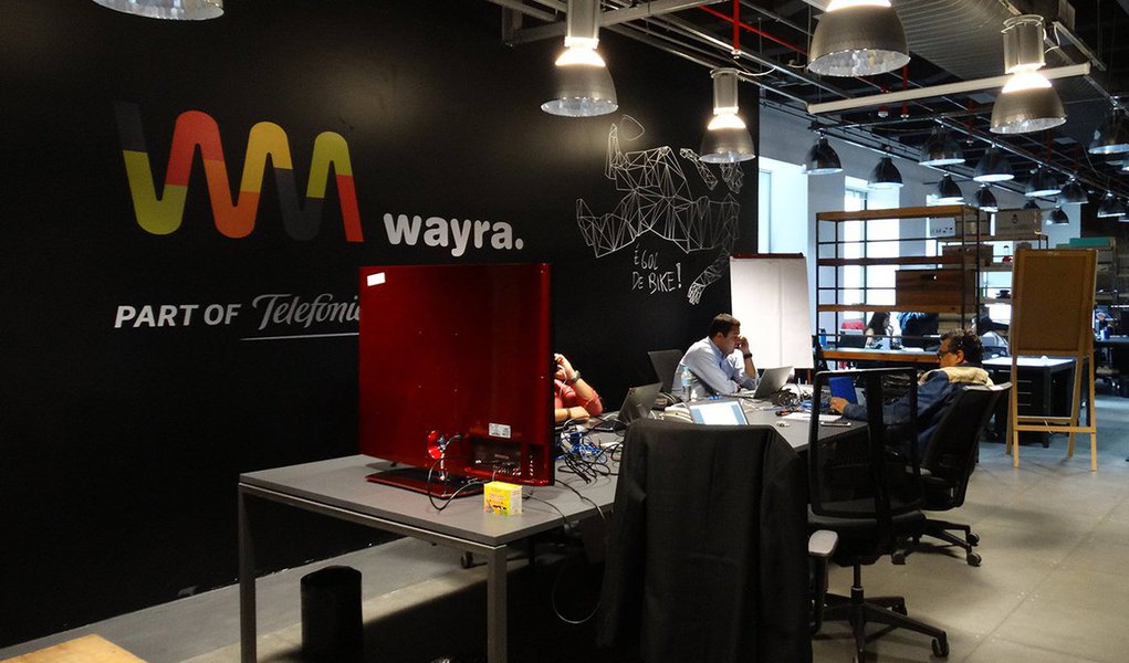 A Wayra Brasil, Iniciativa de investimento do programa de empreendedorismo e inovação aberta Telefónica Open Future, anuncia a criação de um canal para comunicação de vagas de emprego abertas pelas startups nas quais investe; "Os interessados em trabalhar em startups precisam ter uma vocação empreendedora, sobretudo, vontade de colocar a mão na massa. São empresas muito dinâmicas, com alto potencial de crescimento, mas com processos ainda em construção", conta Renato Valente, country manager do programa Telefônica Open Future e diretor da Wayra Brasil (Foto: Leonardo Lucena) A Wayra Brasil, Iniciativa de investimento do programa de empreendedorismo e inovação aberta Telefónica Open Future, anuncia a criação de um canal para comunicação de vagas de emprego abertas pelas startups nas quais investe; "Os interessados em trabalhar em startups precisam ter uma vocação empreendedora, sobretudo, vontade de colocar a mão na massa. São empresas muito dinâmicas, com alto potencial de crescimento, mas com processos ainda em construção", conta Renato Valente, country manager do programa Telefônica Open Future e diretor da Wayra Brasil