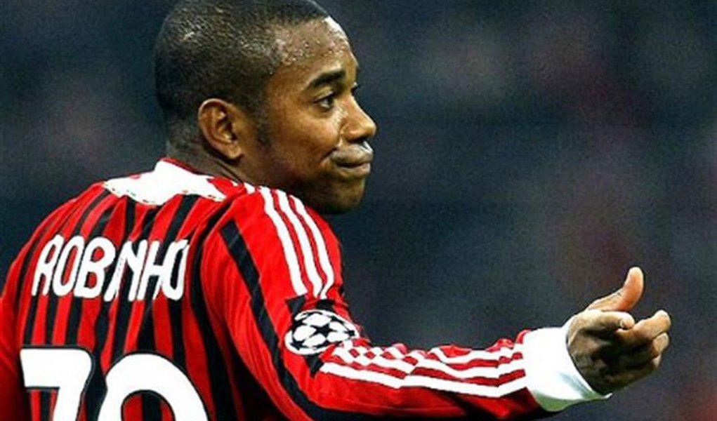 O atacante Robinho, do Atlético Mineiro, foi condenado a nove anos de prisão na Itália acusado por um crime de violência sexual ocorrido em janeiro de 2013, quando o jogador atuava no Milan; o crime teria ocorrido em conjunto com outros homens e a vítima seria uma jovem albanesa de 22 anos (Foto: Charles Nisz) O atacante Robinho, do Atlético Mineiro, foi condenado a nove anos de prisão na Itália acusado por um crime de violência sexual ocorrido em janeiro de 2013, quando o jogador atuava no Milan; o crime teria ocorrido em conjunto com outros homens e a vítima seria uma jovem albanesa de 22 anos