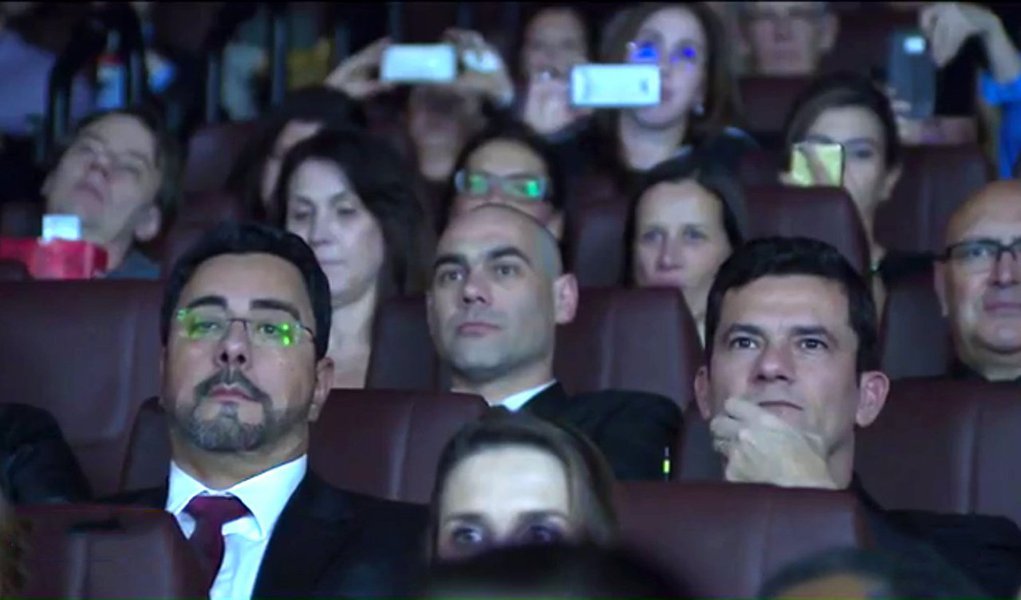 Para a pré-estreia do filme da Lava Jato, uma equipe de segurança construiu um esquema para que delegados, policiais e procuradores pudessem chegar à sala onde seria feita a exibição sem causar agitação no cinema de um shopping de Curitiba; trajeto sem alarde foi feito pela força-tarefa nos bastidores do cinema, e deveria ter sido percorrido também pelo juiz Sergio Moro; mas o magistrado, acompanhado da esposa, fez questão de passar pelo "tapete vermelho" acompanhado de seus próprios seguranças; Moro nega (Foto: Aquiles Lins) Para a pré-estreia do filme da Lava Jato, uma equipe de segurança construiu um esquema para que delegados, policiais e procuradores pudessem chegar à sala onde seria feita a exibição sem causar agitação no cinema de um shopping de Curitiba; trajeto sem alarde foi feito pela força-tarefa nos bastidores do cinema, e deveria ter sido percorrido também pelo juiz Sergio Moro; mas o magistrado, acompanhado da esposa, fez questão de passar pelo "tapete vermelho" acompanhado de seus próprios seguranças; Moro nega