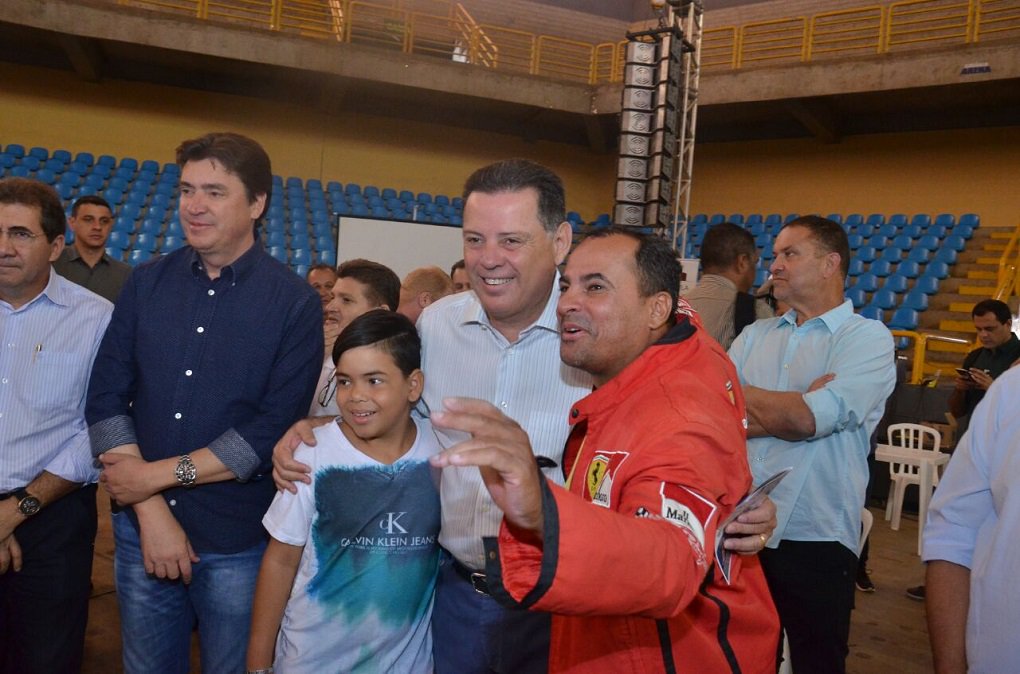 Governador Marconi Perillo anunciou neste sábado que o Governo do Estado irá construir no Residencial Nelson Mandela, localizado no Conjunto Vera Cruz, em Goiânia, pelo menos mais 3,5 mil apartamentos; ele disse que há muitos anos sonha em usar as áreas ociosas do Governo do Estado, no Conjunto Vera Cruz, para viabilizar um grande programa de habitação; neste sábado, o governador Marconi e o vice-governador José Eliton abriram o sorteio de endereços para os 1.219 contemplados com moradias no Residencial Nelson Mandela, localizado no conjunto Vera Cruz II, em Goiânia (Foto: José Barbacena) Governador Marconi Perillo anunciou neste sábado que o Governo do Estado irá construir no Residencial Nelson Mandela, localizado no Conjunto Vera Cruz, em Goiânia, pelo menos mais 3,5 mil apartamentos; ele disse que há muitos anos sonha em usar as áreas ociosas do Governo do Estado, no Conjunto Vera Cruz, para viabilizar um grande programa de habitação; neste sábado, o governador Marconi e o vice-governador José Eliton abriram o sorteio de endereços para os 1.219 contemplados com moradias no Residencial Nelson Mandela, localizado no conjunto Vera Cruz II, em Goiânia