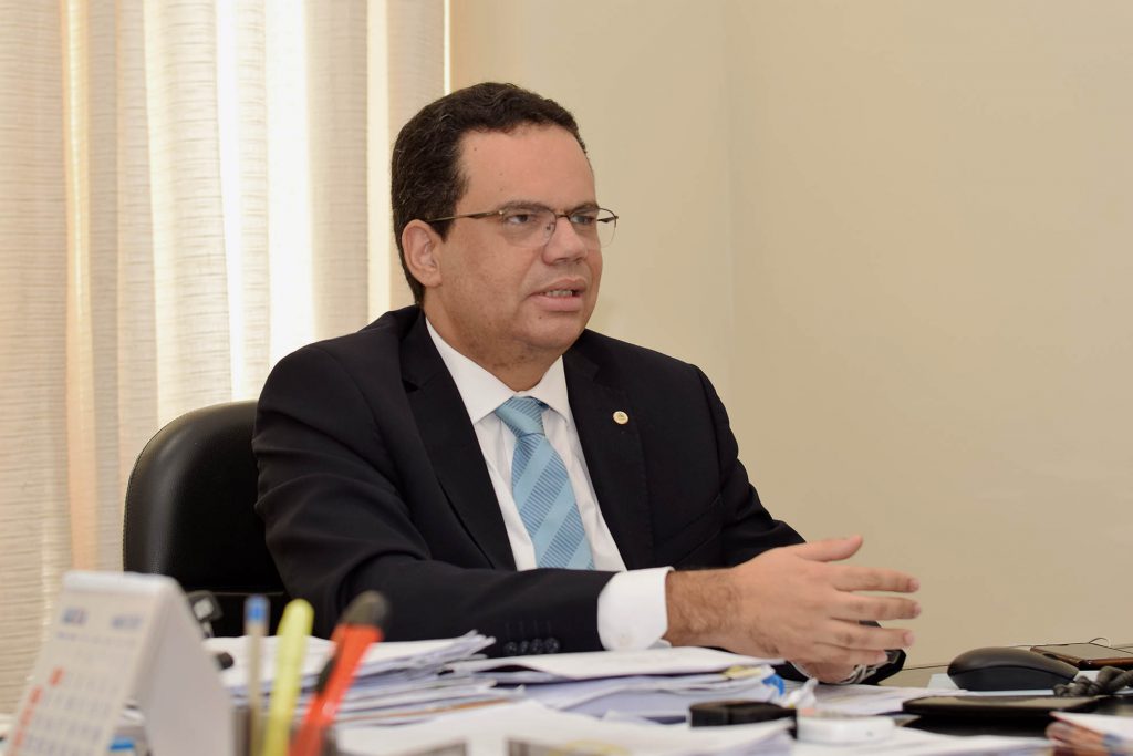 Em dois meses, o Juros Zero já beneficiou mais de 400 micro e pequenos empresários, com financiamentos que somam R$ 6,58 milhões nos dois meses iniciais de vigência do programa; o executivo informou que pagará os juros integrais no limite R$ 92 milhões financiados por microempreendedores de todo o estado; de acordo com o secretário de Governo, Antônio Nunes, “o programa tem gerado mais oferta de bens e serviços, aquecendo a demanda e resultando em novos postos de trabalhos” (Foto: Leonardo Lucena) Em dois meses, o Juros Zero já beneficiou mais de 400 micro e pequenos empresários, com financiamentos que somam R$ 6,58 milhões nos dois meses iniciais de vigência do programa; o executivo informou que pagará os juros integrais no limite R$ 92 milhões financiados por microempreendedores de todo o estado; de acordo com o secretário de Governo, Antônio Nunes, “o programa tem gerado mais oferta de bens e serviços, aquecendo a demanda e resultando em novos postos de trabalhos”