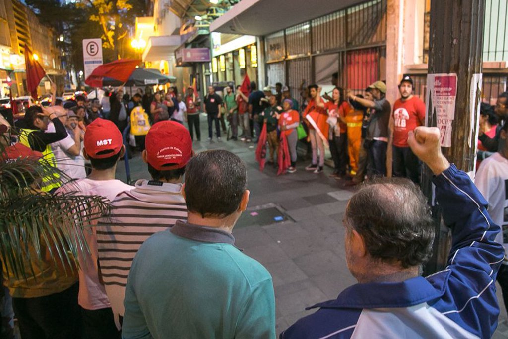 Governo estadual e a Brigada Militar, com a mediação de oficiais de justiça, alinhavaram acordo com representantes do MLB para a desocupação pacífica da Ocupação Lanceiros Negros Vivem; a ocupação persiste desde o início de julho no antigo prédio do Hotel Açores, na Rua dos Andradas; segundo o MLB, o acordo é de que todos serão cadastrados pela Fasc para que recebam aluguel social da Prefeitura por um período de 6 meses (Foto: Leonardo Lucena) Governo estadual e a Brigada Militar, com a mediação de oficiais de justiça, alinhavaram acordo com representantes do MLB para a desocupação pacífica da Ocupação Lanceiros Negros Vivem; a ocupação persiste desde o início de julho no antigo prédio do Hotel Açores, na Rua dos Andradas; segundo o MLB, o acordo é de que todos serão cadastrados pela Fasc para que recebam aluguel social da Prefeitura por um período de 6 meses