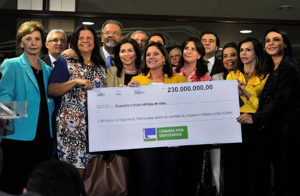 A Câmara dos Deputados vai devolver R$ 230 milhões ao orçamento da União para que sejam investidos em ações de combate à violência contra a mulher e de combate às drogas coordenadas pelo Ministério Extraordinário da Segurança Pública; a decisão da Mesa Diretora da Câmara dos Deputados transfere recursos provenientes de reduções de gastos no orçamento da Casa (R$ 200 milhões) e da venda da folha de pagamento de 2018 (R$ 30 milhões) (Foto: Leonardo Lucena) A Câmara dos Deputados vai devolver R$ 230 milhões ao orçamento da União para que sejam investidos em ações de combate à violência contra a mulher e de combate às drogas coordenadas pelo Ministério Extraordinário da Segurança Pública; a decisão da Mesa Diretora da Câmara dos Deputados transfere recursos provenientes de reduções de gastos no orçamento da Casa (R$ 200 milhões) e da venda da folha de pagamento de 2018 (R$ 30 milhões)