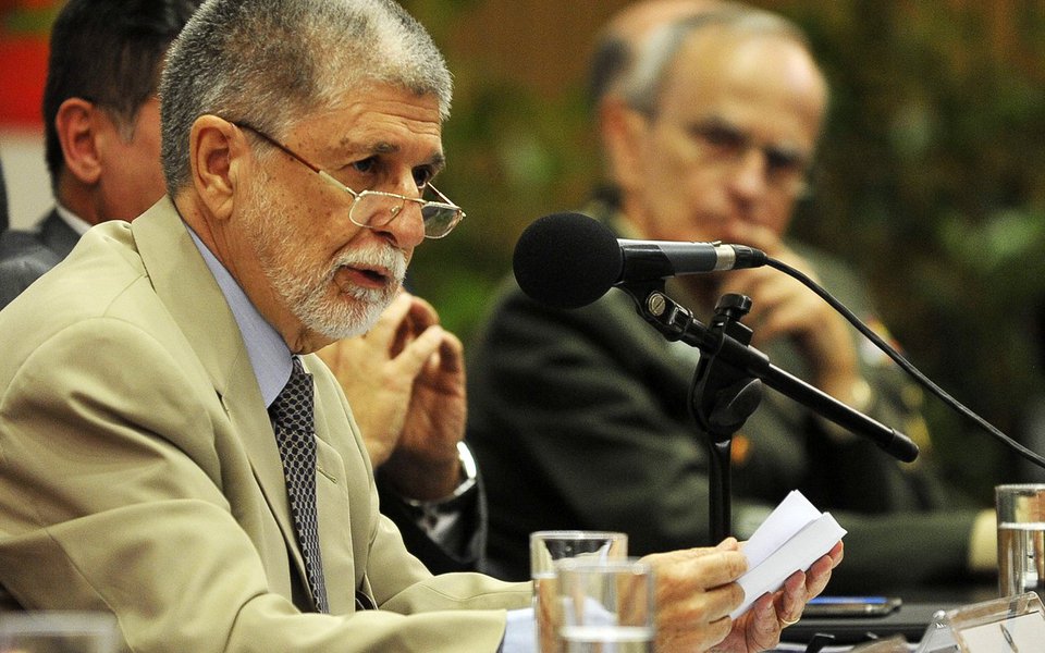 Embaixador e ex-ministro dos governos Lula e Dilma, Celso Amorim participou de debate no teatro Princesa Isabel, no Rio, onde falou dos ataques brutais à soberania nacional vistos desde o início do golpe; segundo Amorim, nem mesmo o governo militar foi tão entreguista e anti-nacional como o governo Temer, que ele comparou a um doente terminal, desesperado para fazer tudo de mal o mais rápido possível antes de morrer; assista a vídeo gravado pelo blog O Cafezinho (Foto: Aquiles Lins) Embaixador e ex-ministro dos governos Lula e Dilma, Celso Amorim participou de debate no teatro Princesa Isabel, no Rio, onde falou dos ataques brutais à soberania nacional vistos desde o início do golpe; segundo Amorim, nem mesmo o governo militar foi tão entreguista e anti-nacional como o governo Temer, que ele comparou a um doente terminal, desesperado para fazer tudo de mal o mais rápido possível antes de morrer; assista a vídeo gravado pelo blog O Cafezinho