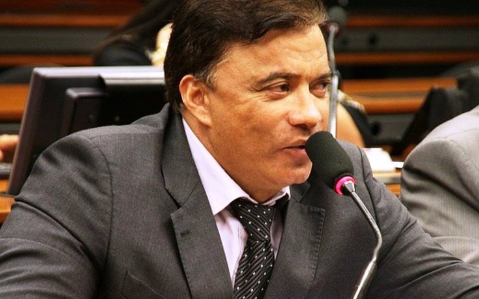Deputado federal Wladimir Costa (SD-PA) , que tatuou o nome de Michel Temer no ombro e foi flagrado epedindo para que uma mulher mostrasse a bunda pelo Whatsapp em meio a votação da denúncia de corrupção passiva contra Temer pela Câmara, deverá ter um processo aberto pelo Conselho de Ética da Casa; Costa compartilhou imagens de uma adolescente seminua, que a legenda identificava como sendo a filha da também deputada Maria do Rosário (PT-RS), de 16 anos, com membros da Comissão de Fiscalização Financeira e Controle por meio das redes sociais (Foto: Paulo Emílio) Deputado federal Wladimir Costa (SD-PA) , que tatuou o nome de Michel Temer no ombro e foi flagrado epedindo para que uma mulher mostrasse a bunda pelo Whatsapp em meio a votação da denúncia de corrupção passiva contra Temer pela Câmara, deverá ter um processo aberto pelo Conselho de Ética da Casa; Costa compartilhou imagens de uma adolescente seminua, que a legenda identificava como sendo a filha da também deputada Maria do Rosário (PT-RS), de 16 anos, com membros da Comissão de Fiscalização Financeira e Controle por meio das redes sociais
