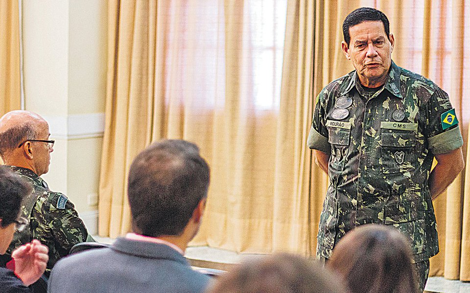 Para o jornalista Josias de Souza, a defesa de uma intervenção militar para resolver a crise política e institucional feita pelo general Hamilton Martins Mourão "não é o principal problema surgido na última semana"; "Eis o verdadeiro problema: os superiores de Mourão, que deveriam punir sua indisciplina, revelaram-se incapazes de todo. Ficou boiando no ar a impressão de que o civil Michel Temer, presidente condecorado com duas denúncias inéditas, busca a condescendência dos militares para permanecer no cargo", ressalta (Foto: Paulo Emílio) Para o jornalista Josias de Souza, a defesa de uma intervenção militar para resolver a crise política e institucional feita pelo general Hamilton Martins Mourão "não é o principal problema surgido na última semana"; "Eis o verdadeiro problema: os superiores de Mourão, que deveriam punir sua indisciplina, revelaram-se incapazes de todo. Ficou boiando no ar a impressão de que o civil Michel Temer, presidente condecorado com duas denúncias inéditas, busca a condescendência dos militares para permanecer no cargo", ressalta