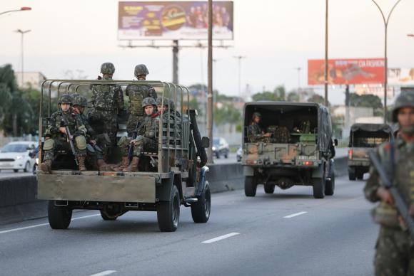 Cenário de caos não valida, contudo, que as Forças Armadas sejam chamadas a agir nas comunidades dos diversos morros do Rio de Janeiro sob argumento de uma guerra contra o tráfico, cuja tarefa ou missão de resolver tais demandas não é do Exército (Foto: Walter Santos) Cenário de caos não valida, contudo, que as Forças Armadas sejam chamadas a agir nas comunidades dos diversos morros do Rio de Janeiro sob argumento de uma guerra contra o tráfico, cuja tarefa ou missão de resolver tais demandas não é do Exército