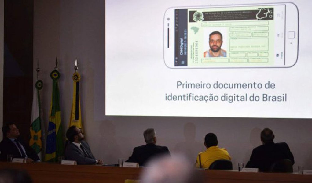 O Departamento de Trânsito do Distrito Federal (Detran-DF) lançou o serviço de Carteira Nacional de Habilitação (CNH) no formato digital; a CNH eletrônica substitui a impressa, uma vez que ambas têm o mesmo valor jurídico; a versão digital do documento valerá para todo o território nacional; depois do estado de Goiás, o DF é a segunda unidade da Federação a informatizar o serviço; na prática, a CNH digital facilitará a identificação, tanto para os condutores quanto para os agentes de trânsito (Foto: Leonardo Lucena) O Departamento de Trânsito do Distrito Federal (Detran-DF) lançou o serviço de Carteira Nacional de Habilitação (CNH) no formato digital; a CNH eletrônica substitui a impressa, uma vez que ambas têm o mesmo valor jurídico; a versão digital do documento valerá para todo o território nacional; depois do estado de Goiás, o DF é a segunda unidade da Federação a informatizar o serviço; na prática, a CNH digital facilitará a identificação, tanto para os condutores quanto para os agentes de trânsito