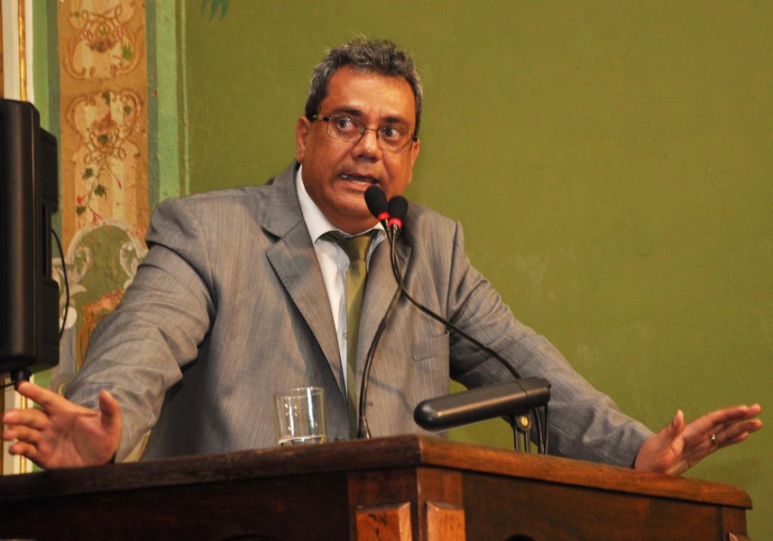 O vereador Carlos Muniz confirma que vai sair do Podemos; "Isso aí é um fato real", diz ele; nos bastidores a informação é de que ele ele brigou com o presidente da legenda na Bahia, deputado federal João Carlos Bacelar; o vereador deve declarar apoio ao prefeito ACM Neto (DEM) ainda neste ano; Muniz afirma que já iniciou conversas com outra legenda, mas prefere não revelar qual. "Tenho conversado com um partido e vou conversar com vários. No futuro, até março, vou tomar uma decisão"; ele justifica a decisão por "incompatibilidade com o presidente"; "Ele tem os projetos pessoais e eu acho que partido tem que ter projetos coletivos e não individuais" (Foto: Romulo Faro) O vereador Carlos Muniz confirma que vai sair do Podemos; "Isso aí é um fato real", diz ele; nos bastidores a informação é de que ele ele brigou com o presidente da legenda na Bahia, deputado federal João Carlos Bacelar; o vereador deve declarar apoio ao prefeito ACM Neto (DEM) ainda neste ano; Muniz afirma que já iniciou conversas com outra legenda, mas prefere não revelar qual. "Tenho conversado com um partido e vou conversar com vários. No futuro, até março, vou tomar uma decisão"; ele justifica a decisão por "incompatibilidade com o presidente"; "Ele tem os projetos pessoais e eu acho que partido tem que ter projetos coletivos e não individuais"