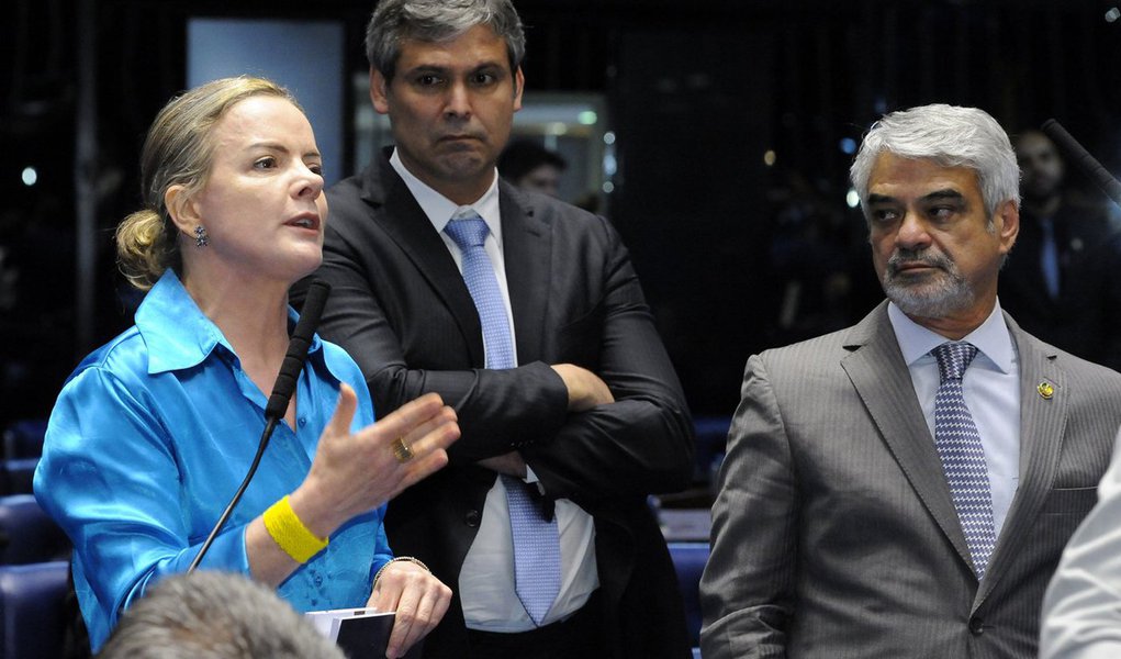 Juntamente com outros parlamentares adversários do governo, o líder da oposição no Senado, Humberto Costa (PT-PE), ingressou na PGR para derrubar a Medida Provisória (MP) encaminhada por Temer ao Congresso Nacional que prejudica a produção nacional de petróleo e gás, especialmente da Petrobras, e beneficia multinacionais do setor. Os senadores também pediram que os procuradores investiguem a atuação de ministros no caso; jornal britânico The Guardian mostrou que o ministro do Comércio do Reino Unido, Greg Hands, fez um lobby bem-sucedido com o governo brasileiro em defesa dos interesses das empresas petrolíferas BP, Shell e Premier Oil (Foto: Paulo Emílio) Juntamente com outros parlamentares adversários do governo, o líder da oposição no Senado, Humberto Costa (PT-PE), ingressou na PGR para derrubar a Medida Provisória (MP) encaminhada por Temer ao Congresso Nacional que prejudica a produção nacional de petróleo e gás, especialmente da Petrobras, e beneficia multinacionais do setor. Os senadores também pediram que os procuradores investiguem a atuação de ministros no caso; jornal britânico The Guardian mostrou que o ministro do Comércio do Reino Unido, Greg Hands, fez um lobby bem-sucedido com o governo brasileiro em defesa dos interesses das empresas petrolíferas BP, Shell e Premier Oil