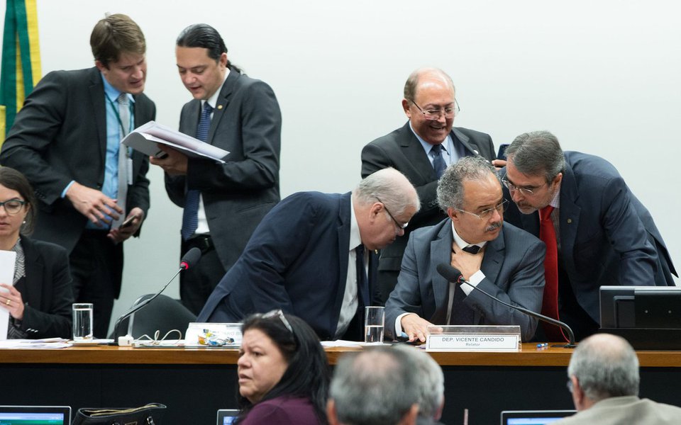 Bancada do PCdoB está mobilizada para impedir a desfiguração do sistema proporcional por meio do avanço de modelos exóticos que servem apenas para manter afastados os trabalhadores, as mulheres e os mais pobres do real processo decisório no Brasil (Foto: Alice Portugal) Bancada do PCdoB está mobilizada para impedir a desfiguração do sistema proporcional por meio do avanço de modelos exóticos que servem apenas para manter afastados os trabalhadores, as mulheres e os mais pobres do real processo decisório no Brasil