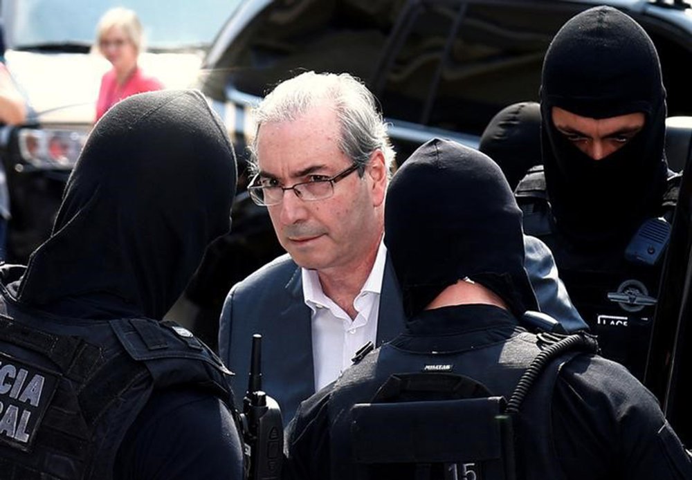 Ex-presidente da Câmara dos Deputados, Eduardo Cunha, é escoltado por policiais federais em Curitiba 20/10/2016 REUTERS/Rodolfo Buhrer (Foto: Giuliana Miranda) Ex-presidente da Câmara dos Deputados, Eduardo Cunha, é escoltado por policiais federais em Curitiba 20/10/2016 REUTERS/Rodolfo Buhrer