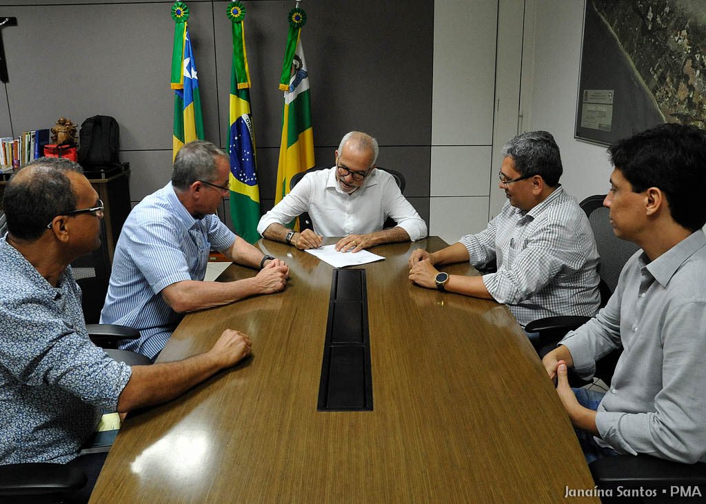 O prefeito Edvaldo Nogueira assinou projeto de lei, que será encaminhado à Câmara de Vereadores, solicitando autorização para contratar empréstimo no valor de R$ 100 milhões junto à Caixa Econômica, que servirão para a retomada de 40 obras em Aracaju; deste montante, mediante esforço da atual gestão, R$ 50 milhões já se encontram liberados, para serem utilizados como contrapartida de 21 obras, aguardando agora a autorização do poder legislativo municipal (Foto: Leonardo Lucena) O prefeito Edvaldo Nogueira assinou projeto de lei, que será encaminhado à Câmara de Vereadores, solicitando autorização para contratar empréstimo no valor de R$ 100 milhões junto à Caixa Econômica, que servirão para a retomada de 40 obras em Aracaju; deste montante, mediante esforço da atual gestão, R$ 50 milhões já se encontram liberados, para serem utilizados como contrapartida de 21 obras, aguardando agora a autorização do poder legislativo municipal