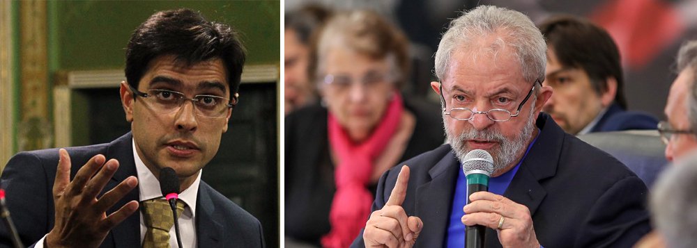 A Justiça Federal deferiu pedido liminar do vereador do DEM Alexandre Aleluia (foto) e barrou a entrega do título de Doutor Honoris Causa ao ex-presidente Lula, a ser concedido pela Universidade Federal do Recôncavo Baiano; a cerimônia estava marcada para esta sexta-feira, em Cruz das Almas, mas o juiz Evandro dos Reis, da 10ª Vara Federal Cível, determina a suspensão do evento para esta "ou outra qualquer data"; segundo a decisão do magistrado, "a solenidade encontra-se marcada para o dia 18/08/2017 e sua realização frustra a prestação jurisdicional, porquanto, acaso procedente a pretensão, não será possível retroceder no tempo para desconstituir a solenidade" (Foto: Romulo Faro) A Justiça Federal deferiu pedido liminar do vereador do DEM Alexandre Aleluia (foto) e barrou a entrega do título de Doutor Honoris Causa ao ex-presidente Lula, a ser concedido pela Universidade Federal do Recôncavo Baiano; a cerimônia estava marcada para esta sexta-feira, em Cruz das Almas, mas o juiz Evandro dos Reis, da 10ª Vara Federal Cível, determina a suspensão do evento para esta "ou outra qualquer data"; segundo a decisão do magistrado, "a solenidade encontra-se marcada para o dia 18/08/2017 e sua realização frustra a prestação jurisdicional, porquanto, acaso procedente a pretensão, não será possível retroceder no tempo para desconstituir a solenidade"