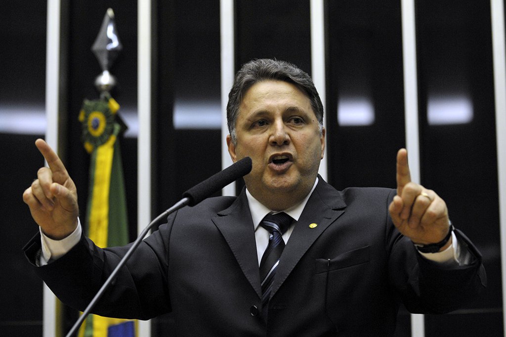 O ex-governador do Rio de Janeiro Anthony Garotinho (PR) disse concordar com o ex-presidente Luiz Inácio Lula da Silva, após o petista afirmar que derrubaram Dilma Rousseff para a economia melhorar, mas o efeito foi o contrário; "Sou obrigado a concordar com Lula. Dilma sofreu impeachment por causa das 'pedaladas fiscais', que, diga-se de passagem, foram cometidas por outros presidentes, entre eles, Lula e FHC", disse o republicano, que aproveitou para criticar o governo de Michel Temer; "Muita gente acreditou na lorota da 'ponte para o futuro' de Temer e do PMDB que virou uma 'pinguela quebrada'" (Foto: Leonardo Lucena) O ex-governador do Rio de Janeiro Anthony Garotinho (PR) disse concordar com o ex-presidente Luiz Inácio Lula da Silva, após o petista afirmar que derrubaram Dilma Rousseff para a economia melhorar, mas o efeito foi o contrário; "Sou obrigado a concordar com Lula. Dilma sofreu impeachment por causa das 'pedaladas fiscais', que, diga-se de passagem, foram cometidas por outros presidentes, entre eles, Lula e FHC", disse o republicano, que aproveitou para criticar o governo de Michel Temer; "Muita gente acreditou na lorota da 'ponte para o futuro' de Temer e do PMDB que virou uma 'pinguela quebrada'"
