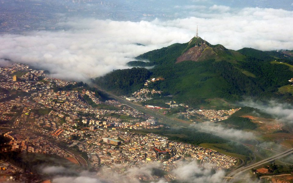 Ministério da Justiça revogou a decisão de criar uma reserva indígena no Pico do Jaraguá, zona noroeste de São Paulo; revogação ocorreu devido a um erro administrativo que determinou a alteração da dimensão da terra indígena para 512 hectares, quando o estimado é que tenha 3 hectares; no local funciona o Parque Estadual do Jaraguá, e na área ocupada pela aldeia Tekoa Itakupe, estão 150 famílias da etnia Guarani; terreno disputado faz parte de uma área de 532 hectares entre os municípios de Osasco e São Paulo, e já foi delimitado pela Funai como de ocupação tradicional dos guarani, sendo que apenas apenas 1,7 hectare foi homologado (Foto: Paulo Emílio) Ministério da Justiça revogou a decisão de criar uma reserva indígena no Pico do Jaraguá, zona noroeste de São Paulo; revogação ocorreu devido a um erro administrativo que determinou a alteração da dimensão da terra indígena para 512 hectares, quando o estimado é que tenha 3 hectares; no local funciona o Parque Estadual do Jaraguá, e na área ocupada pela aldeia Tekoa Itakupe, estão 150 famílias da etnia Guarani; terreno disputado faz parte de uma área de 532 hectares entre os municípios de Osasco e São Paulo, e já foi delimitado pela Funai como de ocupação tradicional dos guarani, sendo que apenas apenas 1,7 hectare foi homologado
