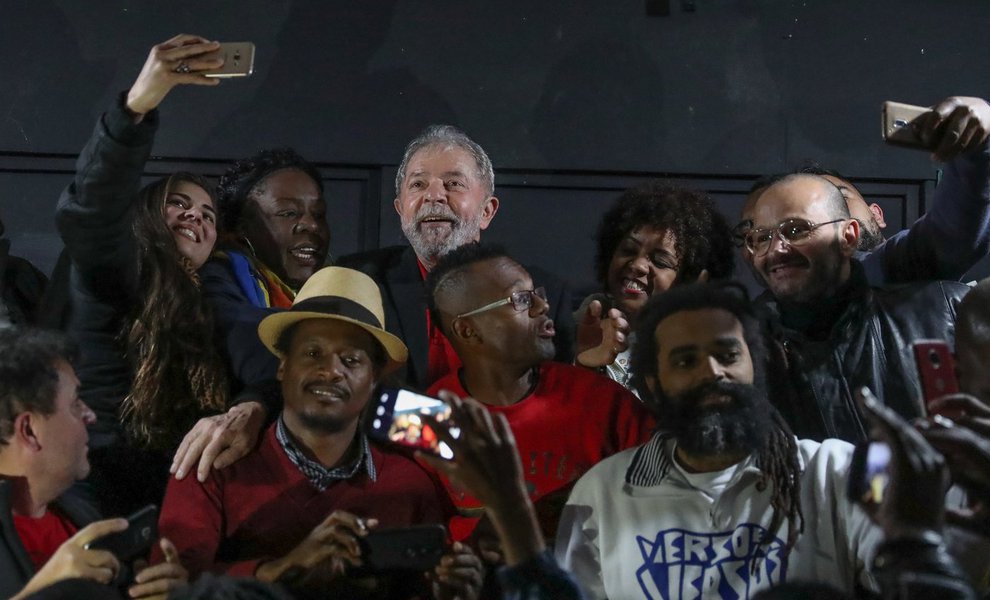 "Não se preocupem comigo. A luta não é pelo Lula. O importante é salvar este país daqueles que querem um Brasil subordinado aos países ricos. O que eles não sabiam é que esse país tem um povo que não quer guerra com ninguém, mas que quer um país soberano, não republiqueta de banana", disse o ex-presidente; "A solução para os problemas desse país vai acontecer quando tivermos de novo um governante com credibilidade" (Foto: Leonardo Attuch) "Não se preocupem comigo. A luta não é pelo Lula. O importante é salvar este país daqueles que querem um Brasil subordinado aos países ricos. O que eles não sabiam é que esse país tem um povo que não quer guerra com ninguém, mas que quer um país soberano, não republiqueta de banana", disse o ex-presidente; "A solução para os problemas desse país vai acontecer quando tivermos de novo um governante com credibilidade"