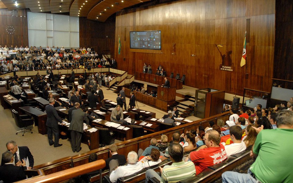 A intervenção determinada na Fundação CEEE pela Superintendência Nacional de Previdência Complementar (Previc), que culminou no afastamento por 180 dias de quatro diretores e 20 membros dos conselhos deliberativo e fiscal, entre eles o presidente Gerson Carrion, gerou reações na Assembleia Legislativa; em caráter de urgência, o deputado Valdeci Oliveira (PT) e as deputadas Juliana Brizola (PDT) e Stela Farias (PT) protocolaram um requerimento de audiência pública para discutir a medida, a qual gerou suspeitas de retaliação (Foto: Leonardo Lucena) A intervenção determinada na Fundação CEEE pela Superintendência Nacional de Previdência Complementar (Previc), que culminou no afastamento por 180 dias de quatro diretores e 20 membros dos conselhos deliberativo e fiscal, entre eles o presidente Gerson Carrion, gerou reações na Assembleia Legislativa; em caráter de urgência, o deputado Valdeci Oliveira (PT) e as deputadas Juliana Brizola (PDT) e Stela Farias (PT) protocolaram um requerimento de audiência pública para discutir a medida, a qual gerou suspeitas de retaliação