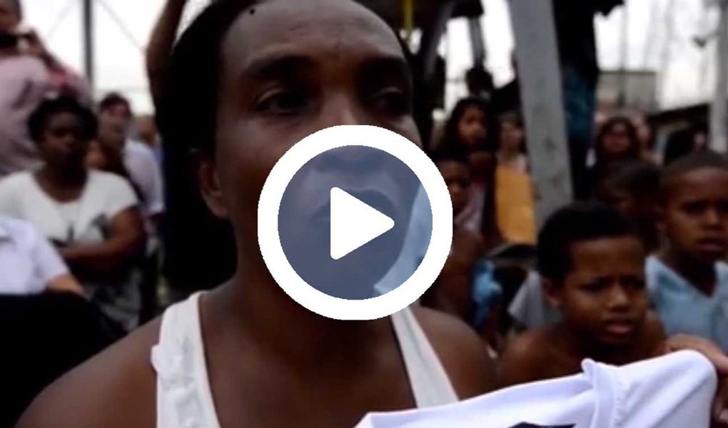 Deputada federal Benedita da Silva (PT-RJ) divulgou um vídeo com depoimentos de mães quer perderam seus filhos na violência do Rio de Janeiro; depoimentos foram extraídos de audiência pública realizada em julho deste ano na Comissão de Direitos Humanos e Minorias (CDHM) da Câmara em três comunidades cariocas; "Sabe o que é pior do que perder um filho trabalhador de 16 anos para uma bala direcionada por um policial? É receber, no Dia das MA~es, uma foto do meu filho morto deixada na porta da minha casa como deboche", diz uma mãe (Foto: Aquiles Lins) Deputada federal Benedita da Silva (PT-RJ) divulgou um vídeo com depoimentos de mães quer perderam seus filhos na violência do Rio de Janeiro; depoimentos foram extraídos de audiência pública realizada em julho deste ano na Comissão de Direitos Humanos e Minorias (CDHM) da Câmara em três comunidades cariocas; "Sabe o que é pior do que perder um filho trabalhador de 16 anos para uma bala direcionada por um policial? É receber, no Dia das MA~es, uma foto do meu filho morto deixada na porta da minha casa como deboche", diz uma mãe