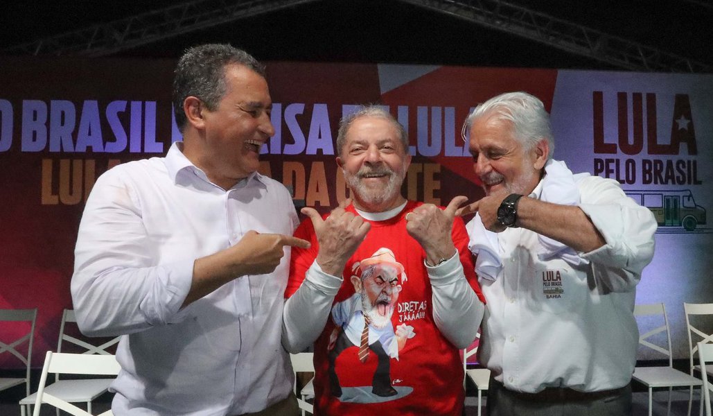 O diretório estadual do PT na Bahia conquistou aproximadamente quatro mil novas filiações neste mês, sobretudo após agenda de quatro dias do ex-presidente Lula, no final de semana passado; além disso, mais de 1600 pessoas entraram com pedido de filiação ao partido, totalizando mais de cinco mil pessoas; "A população baiana sempre teve uma relação muito forte com o PT, mas a gente acredita que este grande número num curto período é fruto do anúncio da vinda à Bahia da nossa maior liderança, o ex-presidente Lula", avalia o secretário de organização do PT", Élio Santana (Foto: Romulo Faro) O diretório estadual do PT na Bahia conquistou aproximadamente quatro mil novas filiações neste mês, sobretudo após agenda de quatro dias do ex-presidente Lula, no final de semana passado; além disso, mais de 1600 pessoas entraram com pedido de filiação ao partido, totalizando mais de cinco mil pessoas; "A população baiana sempre teve uma relação muito forte com o PT, mas a gente acredita que este grande número num curto período é fruto do anúncio da vinda à Bahia da nossa maior liderança, o ex-presidente Lula", avalia o secretário de organização do PT", Élio Santana