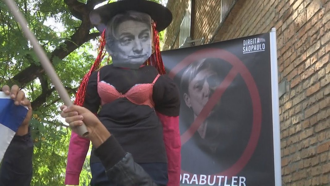 Grupos conservadores promoveram protestos, nos quais realizaram inclusive a queima simbólica de Butler em praça pública, prática típica da inquisição, com o falso argumento de que a pesquisadora estava no Brasil para participar de um debate sobre a "ampliação da teoria de gênero das escolas" (Foto: Danilo Molina) Grupos conservadores promoveram protestos, nos quais realizaram inclusive a queima simbólica de Butler em praça pública, prática típica da inquisição, com o falso argumento de que a pesquisadora estava no Brasil para participar de um debate sobre a "ampliação da teoria de gênero das escolas"