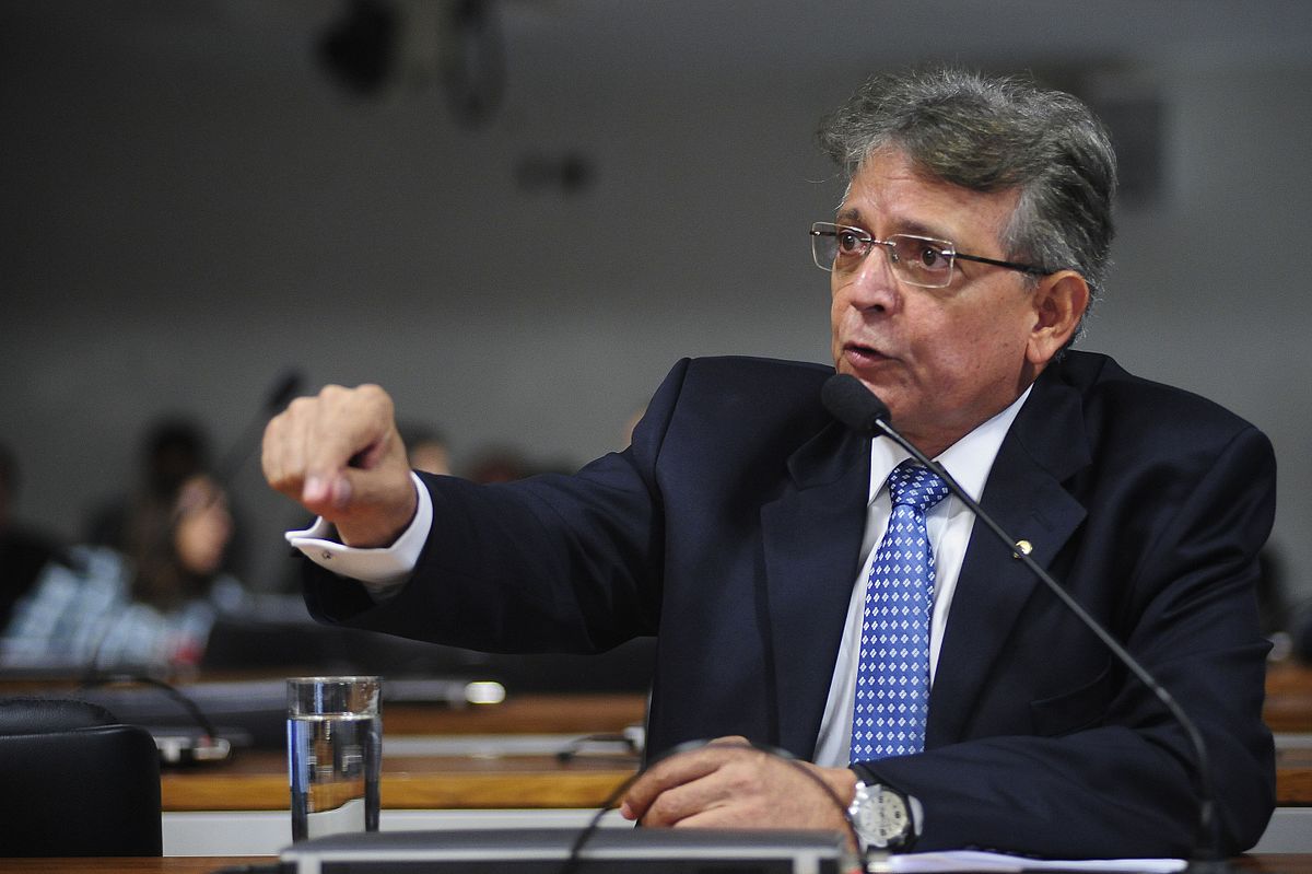 Ao desembarcar de um avião, o deputado federal Paudeney Avelino (DEM-AM), foi hostilizado por um outro passageiro dentro do avião, na semana passada; segundo o homem, "o deputado não representa o eleitor do Amazonas e está fazendo péssimo trabalho na Câmara", conforme o vídeo que começou a circular na tarde desta segunda (13) nas redes sociais (Foto: Charles Nisz) Ao desembarcar de um avião, o deputado federal Paudeney Avelino (DEM-AM), foi hostilizado por um outro passageiro dentro do avião, na semana passada; segundo o homem, "o deputado não representa o eleitor do Amazonas e está fazendo péssimo trabalho na Câmara", conforme o vídeo que começou a circular na tarde desta segunda (13) nas redes sociais
