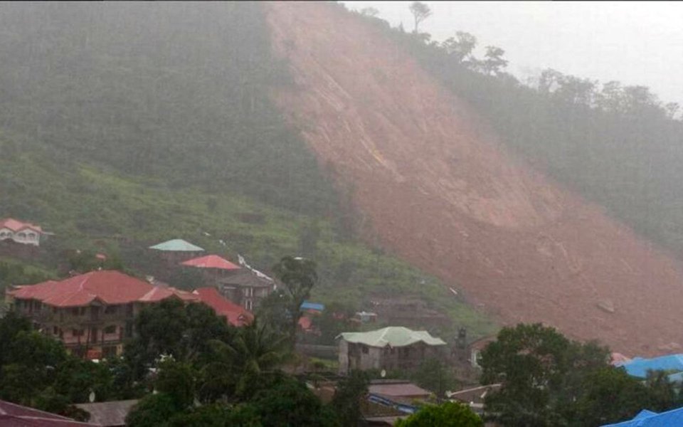 Cruz Vermelha acaba de anunciar que ao menos 312 pessoas morreram em um deslizamento de terra em Serra Leoa nesta segunda-feira (14); quase 180 corpos já foram retirados e levados para hospitais; para ajudar nos resgates, militares estão sendo enviados para a localidade para ajudar nas operações de localização de corpos e remoção de escombros (Foto: Aquiles Lins) Cruz Vermelha acaba de anunciar que ao menos 312 pessoas morreram em um deslizamento de terra em Serra Leoa nesta segunda-feira (14); quase 180 corpos já foram retirados e levados para hospitais; para ajudar nos resgates, militares estão sendo enviados para a localidade para ajudar nas operações de localização de corpos e remoção de escombros