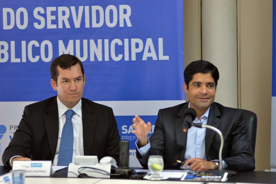 O Tribunal de Contas do Estado (TCE) multou o ex-secretário de gestão da prefeitura de Salvador, Alexandre Pauperio, em R$ 40 mil e o denunciará ao Ministério Público 'para que se apure fatos que podem caracterizar crime contra a administração pública ocorrido no processo de pregão presencial que contratou a empresa Nutiplus Alimentação e Tecnologia para o fornecimento de refeição aos município, por R$ 13.779.932,00, em 2014'; no mesmo julgamento, o prefeito ACM Neto sofreu "advertência", para que sejam feitas melhorias no planejamento das ações administrativas da prefeitura, bem como aperfeiçoado o sistema de controle interno (Foto: Romulo Faro) O Tribunal de Contas do Estado (TCE) multou o ex-secretário de gestão da prefeitura de Salvador, Alexandre Pauperio, em R$ 40 mil e o denunciará ao Ministério Público 'para que se apure fatos que podem caracterizar crime contra a administração pública ocorrido no processo de pregão presencial que contratou a empresa Nutiplus Alimentação e Tecnologia para o fornecimento de refeição aos município, por R$ 13.779.932,00, em 2014'; no mesmo julgamento, o prefeito ACM Neto sofreu "advertência", para que sejam feitas melhorias no planejamento das ações administrativas da prefeitura, bem como aperfeiçoado o sistema de controle interno