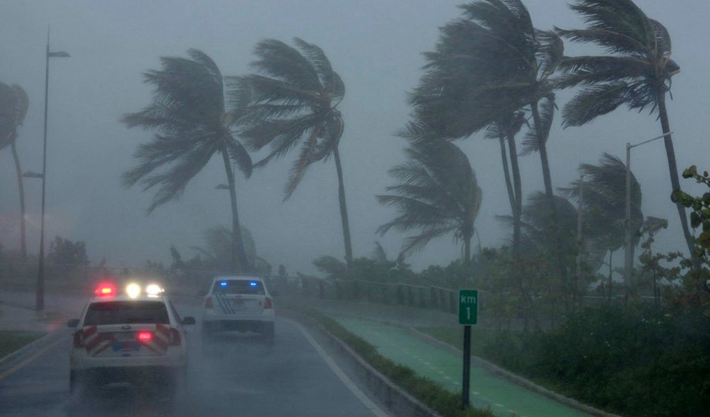 Comunidade internacional prometeu,enviar US$ 1,4 bilhão em ajuda aos países do Caribe afetados pela passagem dos furacões Irma e María; secretário-geral da ONU, António Guterres, lembrou a devastação em locais como Dominica e Antígua e Barbuda; nos dois países, além das mortes, houve danos avaliados em US$ 1,1 bilhão e perdas econômicas de US$ 400 milhões; Guterres disse que os países da região são muito vulneráveis a desastres naturais e defendeu que eles tenham acesso a financiamento apropriado para se proteger de riscos (Foto: Paulo Emílio) Comunidade internacional prometeu,enviar US$ 1,4 bilhão em ajuda aos países do Caribe afetados pela passagem dos furacões Irma e María; secretário-geral da ONU, António Guterres, lembrou a devastação em locais como Dominica e Antígua e Barbuda; nos dois países, além das mortes, houve danos avaliados em US$ 1,1 bilhão e perdas econômicas de US$ 400 milhões; Guterres disse que os países da região são muito vulneráveis a desastres naturais e defendeu que eles tenham acesso a financiamento apropriado para se proteger de riscos