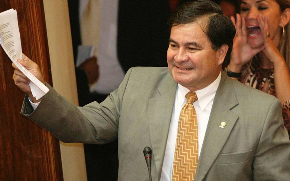 Ex-senador boliviano Roger Pinto Molina morreu esta madrugada em um hospital público de Brasília. Molina vivia no Brasil desde 2013, quando pediu asilo político afirmando perseguição por parte do governo boliviano; no último sábado (12), o ultraleve que ele pilotava caiu em Luziânia (GO), região do entorno do Distrito Federal. Único ocupante da aeronave, o ex-senador sofreu múltiplos ferimentos e foi internado com traumatismo cranioencefálico (Foto: Aquiles Lins) Ex-senador boliviano Roger Pinto Molina morreu esta madrugada em um hospital público de Brasília. Molina vivia no Brasil desde 2013, quando pediu asilo político afirmando perseguição por parte do governo boliviano; no último sábado (12), o ultraleve que ele pilotava caiu em Luziânia (GO), região do entorno do Distrito Federal. Único ocupante da aeronave, o ex-senador sofreu múltiplos ferimentos e foi internado com traumatismo cranioencefálico