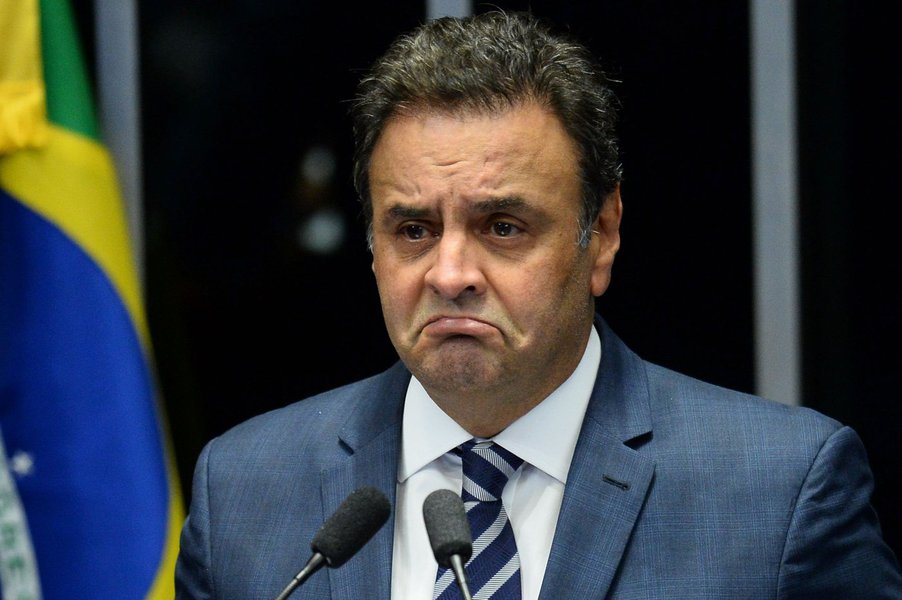 O senador Aécio Neves (PSDB) admitiu aos seus aliados mais próximos que será candidato a deputado federal em 2018; investigado em nove inquéritos no Supremo Tribunal Federal (STF), o tucano está preocupado com a quantidade de votos que terá de arrumar para manter o cargo no Senado; Aécio já cogitava descer um degrau em fevereiro, quatro meses antes de ser flagrado pedindo R$ 2 milhões ao empresário Joesley Batista, da JBS (Foto: Romulo Faro) O senador Aécio Neves (PSDB) admitiu aos seus aliados mais próximos que será candidato a deputado federal em 2018; investigado em nove inquéritos no Supremo Tribunal Federal (STF), o tucano está preocupado com a quantidade de votos que terá de arrumar para manter o cargo no Senado; Aécio já cogitava descer um degrau em fevereiro, quatro meses antes de ser flagrado pedindo R$ 2 milhões ao empresário Joesley Batista, da JBS