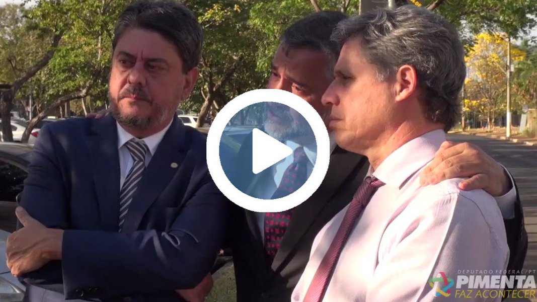 Os deputados federais do PT Paulo Pimenta (RS), Wadih Damous (RJ) e Paulo Teixeira (SP) estiveram nesta quarta-feira 16 na Procuradoria da República do Distrito Federal para pedir rigor na apuração contra o diretor-geral da Polícia Federal, Leandro Daiello, e o delegado federal Igor Romário de Paula, integrante da força-tarefa da Lava Jato, para apuração dos crimes de improbidade administrativa, peculato, abuso de autoridade e prevaricação; os delegados são acusados de envolverem a Polícia Federal na produção e apoio à realização do filme "Polícia Federal - A Lei é para Todos"; assista (Foto: Gisele Federicce) Os deputados federais do PT Paulo Pimenta (RS), Wadih Damous (RJ) e Paulo Teixeira (SP) estiveram nesta quarta-feira 16 na Procuradoria da República do Distrito Federal para pedir rigor na apuração contra o diretor-geral da Polícia Federal, Leandro Daiello, e o delegado federal Igor Romário de Paula, integrante da força-tarefa da Lava Jato, para apuração dos crimes de improbidade administrativa, peculato, abuso de autoridade e prevaricação; os delegados são acusados de envolverem a Polícia Federal na produção e apoio à realização do filme "Polícia Federal - A Lei é para Todos"; assista