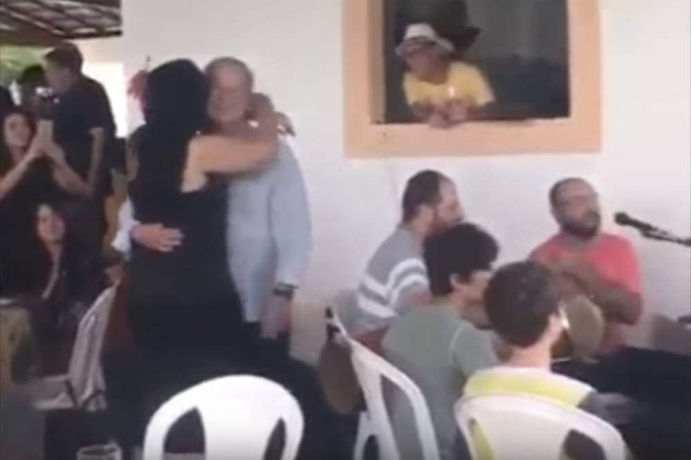 No país dos chatos, até o aniversário da esposa do Zé Dirceu virá notícia nacional. Ávidos por novas notícias, já que a Globo News não deu nada sobre o caso de racismo do William Waack, até a poderosa agora busca batizado de bonecas para tentar tirar o foco do seu apoio ao jornalista (Foto: Dimas Roque) No país dos chatos, até o aniversário da esposa do Zé Dirceu virá notícia nacional. Ávidos por novas notícias, já que a Globo News não deu nada sobre o caso de racismo do William Waack, até a poderosa agora busca batizado de bonecas para tentar tirar o foco do seu apoio ao jornalista