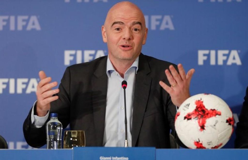 O presidente da Fifa, Gianni Infantino, acrescentou que árbitros terão o poder de parar ou até mesmo abandonar partidas caso aconteçam incidentes discriminatórios; “Nós iremos garantir que nenhum incidente aconteça e... nós temos pela primeira vez em uma Copa do Mundo o chamado procedimento de três passos, no qual um árbitro pode parar um jogo, ou até mesmo abandonar um jogo, caso haja incidências discriminatórias ou racistas” (Foto: Leonardo Lucena) O presidente da Fifa, Gianni Infantino, acrescentou que árbitros terão o poder de parar ou até mesmo abandonar partidas caso aconteçam incidentes discriminatórios; “Nós iremos garantir que nenhum incidente aconteça e... nós temos pela primeira vez em uma Copa do Mundo o chamado procedimento de três passos, no qual um árbitro pode parar um jogo, ou até mesmo abandonar um jogo, caso haja incidências discriminatórias ou racistas”