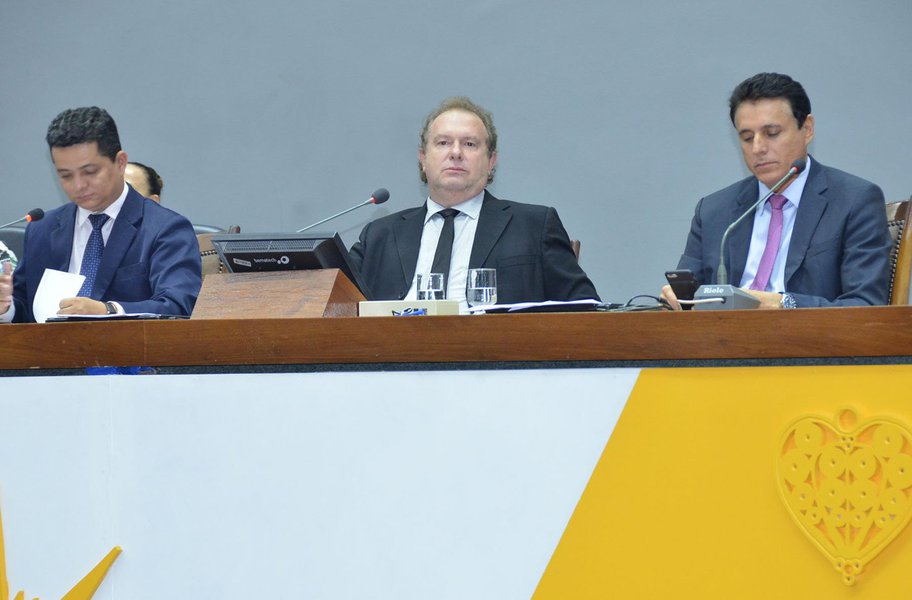 Deputados estaduais aprovaram o projeto da Lei de Diretrizes Orçamentárias (LDO) para o próximo ano. Relatado pelo deputado José Bonifácio (PR), o projeto concede ao Executivo a margem de 5% para o remanejamento orçamentário sem a permissão prévia da Assembleia; a líder do Governo na Casa, deputada Valderez Castelo Branco (PP), criticou a decisão, porque a margem dificulta a ação do Executivo e engessa a administração, de acordo com a parlamentar (Foto: Leonardo Lucena) Deputados estaduais aprovaram o projeto da Lei de Diretrizes Orçamentárias (LDO) para o próximo ano. Relatado pelo deputado José Bonifácio (PR), o projeto concede ao Executivo a margem de 5% para o remanejamento orçamentário sem a permissão prévia da Assembleia; a líder do Governo na Casa, deputada Valderez Castelo Branco (PP), criticou a decisão, porque a margem dificulta a ação do Executivo e engessa a administração, de acordo com a parlamentar