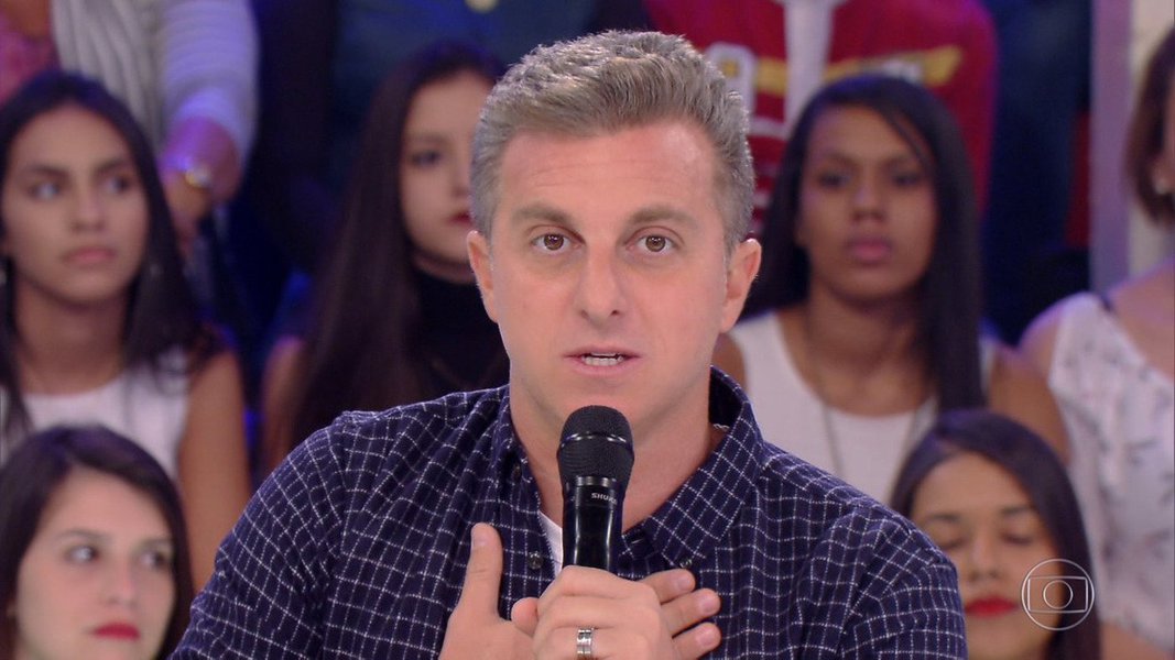 "Embora seus mentores possam ter em vista construir uma 'coelho na cartola' para ter um candidato com potencial de crescimento com o povão onde não consegue mais votos, o 'boneco' deste plano não é bobo e faz as contas das perdas inevitáveis e dos lucros possíveis", avalia o jornalista Fernando Brito, do Tijolaço, sobre a desistência da candidatura presidencial do apresentador Luciano Huck; "Assumindo a candidatura, mesmo com a promoção da mídia de pesquisas duvidosas, corre riscos em prejuízos imediatos e futuros. O maior deles é que firmar ainda mais a candidatura Lula como alternativa para que o país tenha em seu comando um governante com capacidade de fazer o Brasil sair do clima de “BBB” em que se encontra", diz Brito (Foto: Aquiles Lins) "Embora seus mentores possam ter em vista construir uma 'coelho na cartola' para ter um candidato com potencial de crescimento com o povão onde não consegue mais votos, o 'boneco' deste plano não é bobo e faz as contas das perdas inevitáveis e dos lucros possíveis", avalia o jornalista Fernando Brito, do Tijolaço, sobre a desistência da candidatura presidencial do apresentador Luciano Huck; "Assumindo a candidatura, mesmo com a promoção da mídia de pesquisas duvidosas, corre riscos em prejuízos imediatos e futuros. O maior deles é que firmar ainda mais a candidatura Lula como alternativa para que o país tenha em seu comando um governante com capacidade de fazer o Brasil sair do clima de “BBB” em que se encontra", diz Brito