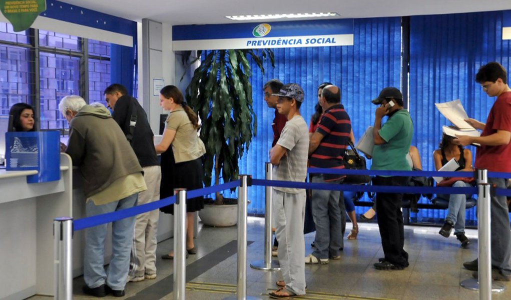 Trabalhador que receber menos que o salário mínimo em um mês, ao realizar trabalho intermitente, deverá recolher alíquota de 8% de contribuição previdenciária; alíquota será aplicada sobre a diferença entre a remuneração recebida e o valor do salário mínimo mensal; segundo a Receita Federal, recolhimento complementar será necessário caso a soma de remunerações auferidas de um ou mais empregadores no período de um mês seja inferior ao salário mínimo; efeitos da reforma trabalhista começam a aparecer e recaem sobre o trabalhador (Foto: Paulo Emílio) Trabalhador que receber menos que o salário mínimo em um mês, ao realizar trabalho intermitente, deverá recolher alíquota de 8% de contribuição previdenciária; alíquota será aplicada sobre a diferença entre a remuneração recebida e o valor do salário mínimo mensal; segundo a Receita Federal, recolhimento complementar será necessário caso a soma de remunerações auferidas de um ou mais empregadores no período de um mês seja inferior ao salário mínimo; efeitos da reforma trabalhista começam a aparecer e recaem sobre o trabalhador