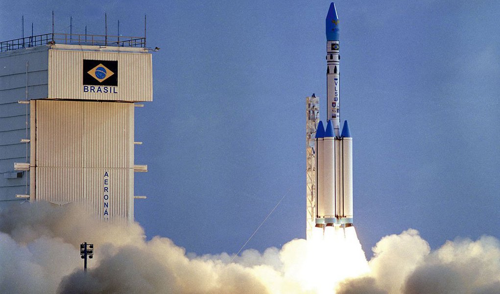O objetivo americano não é impedir que o Brasil tenha uma base competitiva de lançamento de foguetes; isto o Governo brasileiro já impede que ocorra pela contenção de despesas com o programa espacial brasileiro. O objetivo principal norte americano é ter uma base militar em território brasileiro na qual exerçam sua soberania, fora do alcance das leis e da vigilância das autoridades brasileiras, inclusive militares (Foto: Samuel Pinheiro Guimarães) O objetivo americano não é impedir que o Brasil tenha uma base competitiva de lançamento de foguetes; isto o Governo brasileiro já impede que ocorra pela contenção de despesas com o programa espacial brasileiro. O objetivo principal norte americano é ter uma base militar em território brasileiro na qual exerçam sua soberania, fora do alcance das leis e da vigilância das autoridades brasileiras, inclusive militares