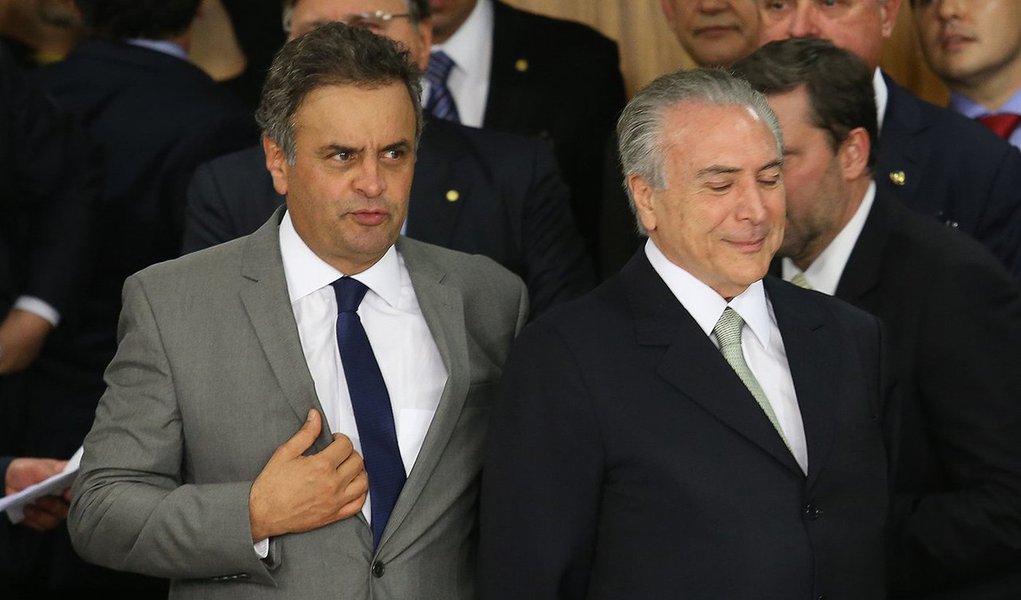 Pesquisa realizada pelo instituto Paraná Pesquisas aponta que 70,5% dos brasileiros querem que o PSDB deixe a base aliada do governo Michel Temer; segundo o estudo, outros 23,7% defendem que a legenda permaneça no governo; desembarque tucano teve início nesta segunda-feira 13, com a saída de Bruno Araújo (PSDB-PE) do Ministério das Cidades; no PSDB, Aécio Neves é o maior defensor da sigla no governo, mas acabou sendo derrotado pelo racha tucano (Foto: Paulo Emílio) Pesquisa realizada pelo instituto Paraná Pesquisas aponta que 70,5% dos brasileiros querem que o PSDB deixe a base aliada do governo Michel Temer; segundo o estudo, outros 23,7% defendem que a legenda permaneça no governo; desembarque tucano teve início nesta segunda-feira 13, com a saída de Bruno Araújo (PSDB-PE) do Ministério das Cidades; no PSDB, Aécio Neves é o maior defensor da sigla no governo, mas acabou sendo derrotado pelo racha tucano